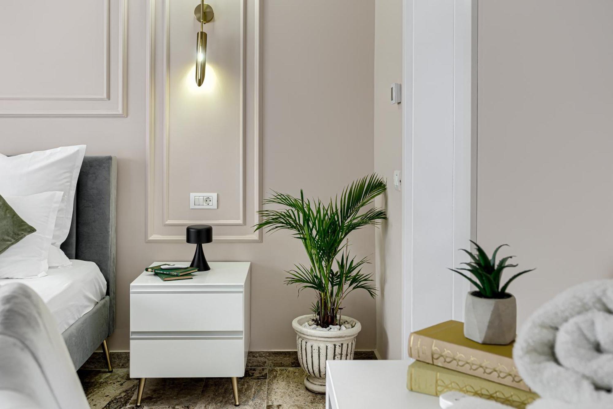 Sika Royal Garden & Spa Central Apartment Arad Buitenkant foto